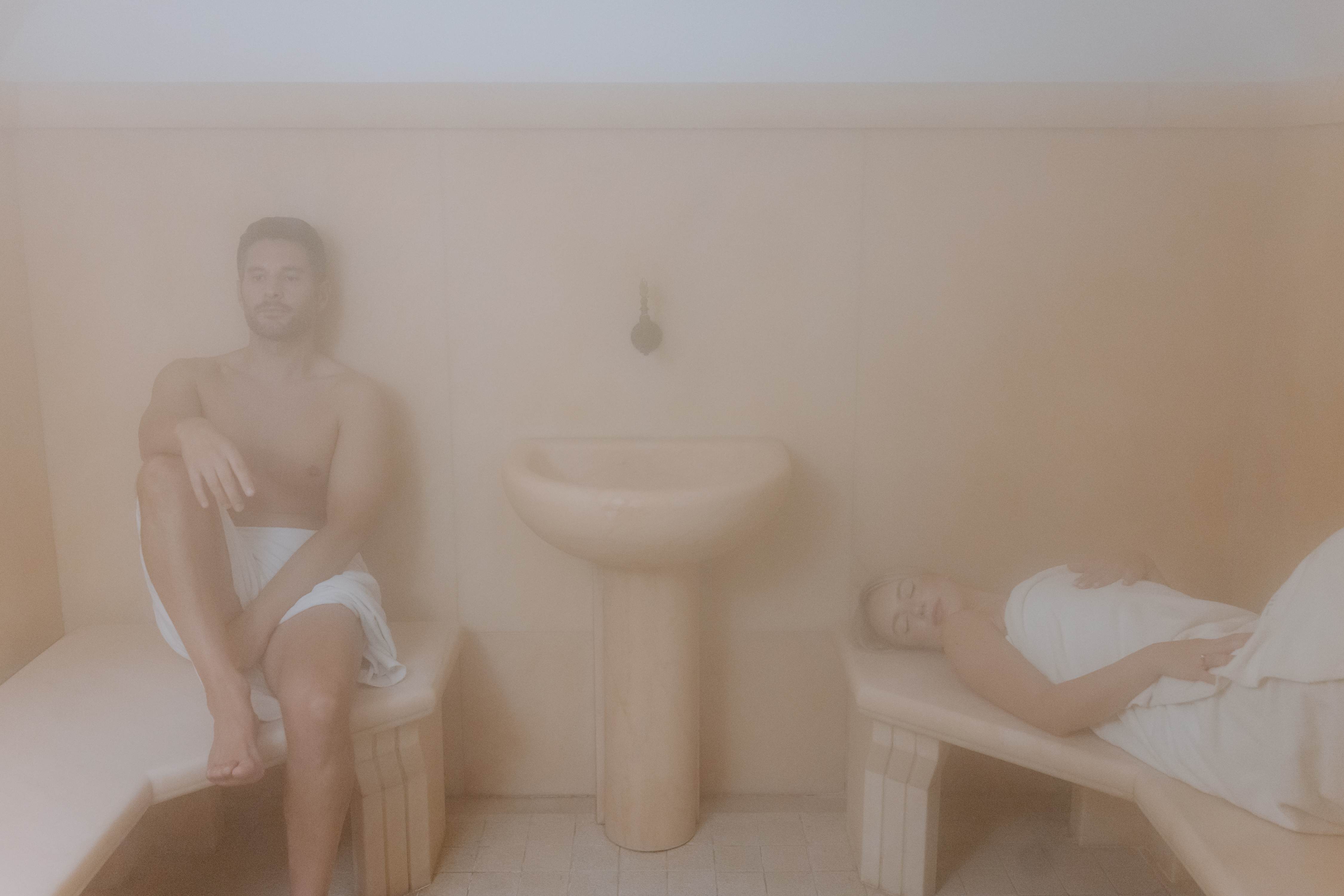 Atmosfera suggestiva in sauna con vapore