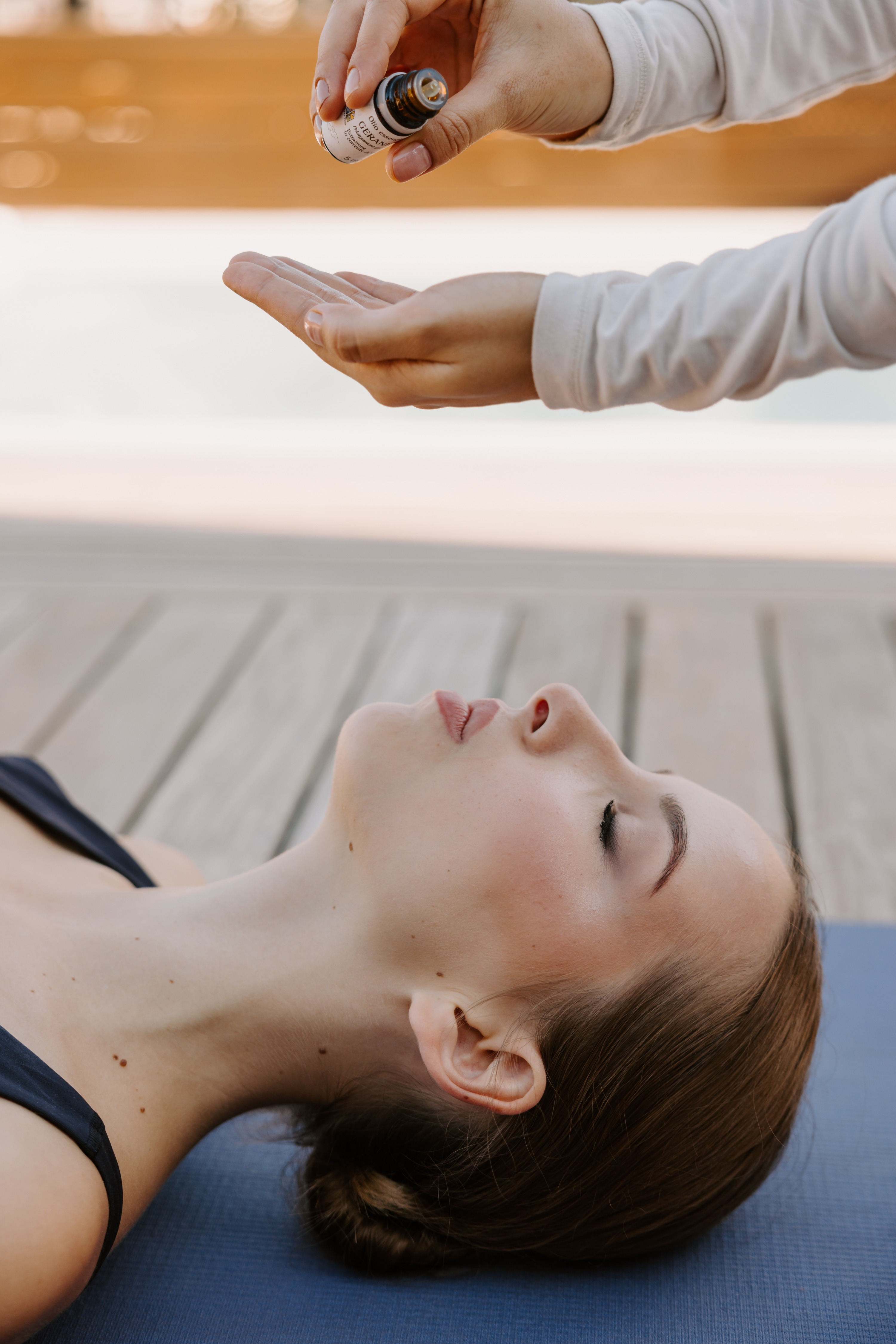 Trattamento aromaterapia con oli essenziali durante sessione yoga relax