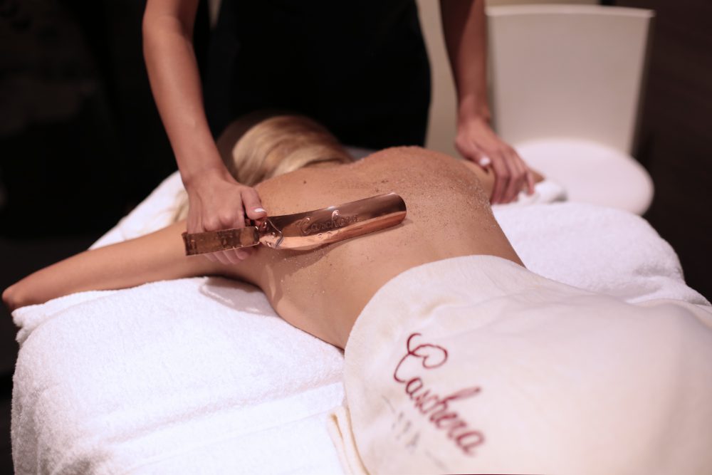 Trattamento corpo con strumento specializzato in rame