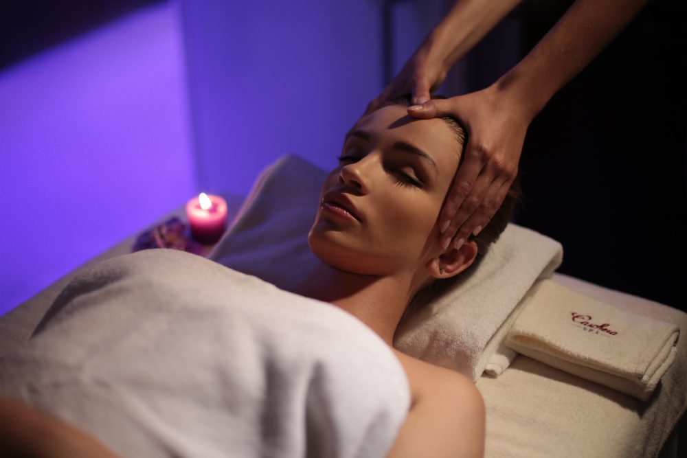 Massaggio viso in ambiente con luci viola