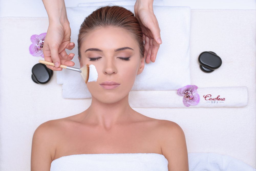 Trattamento viso con pennello e pietre calde