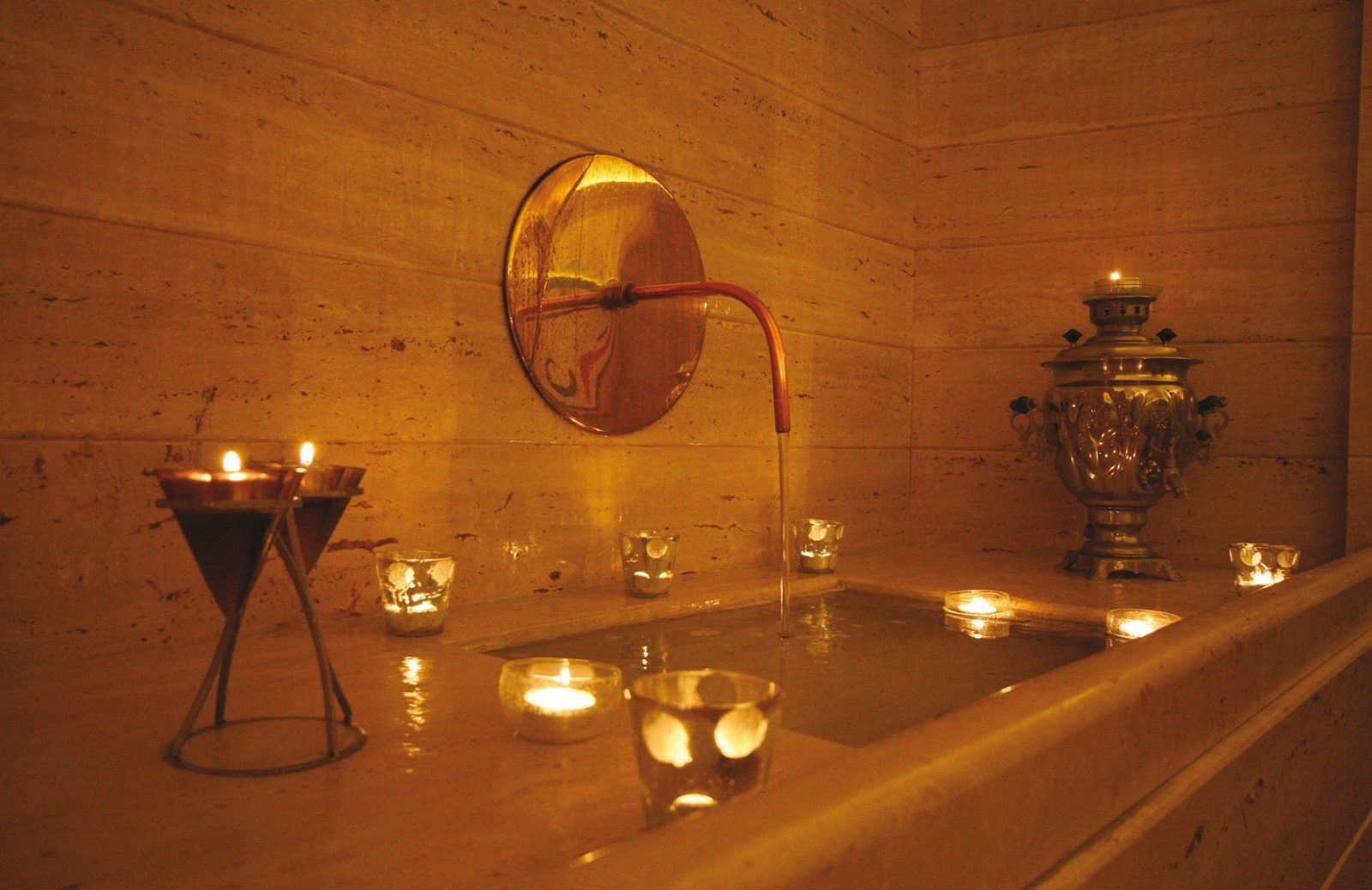 Bagno rilassante con candele e atmosfera dorata