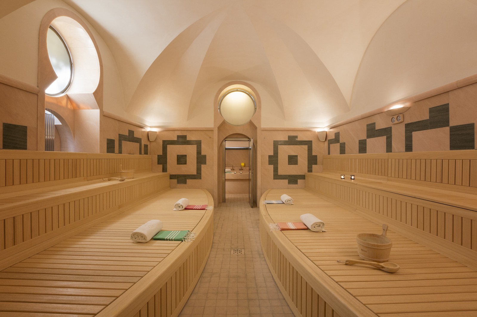 Sauna tradizionale con architettura a volta e decorazioni geometriche